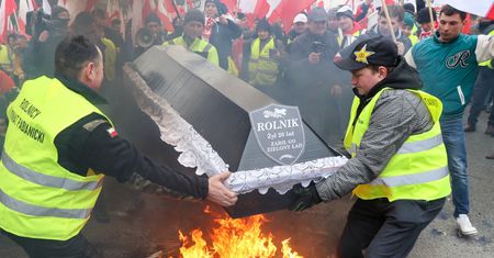 KE ustępuje rolnikom? "Ograniczenia środków ochrony roślin nie wejdą w życie"