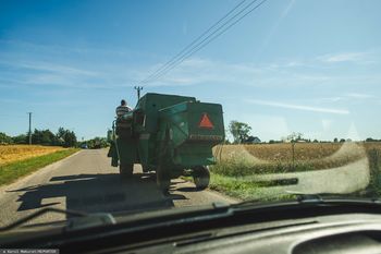 "Skrzydeł nie ma". Jeździ kombajnem po drodze. Krytykuje kierowców