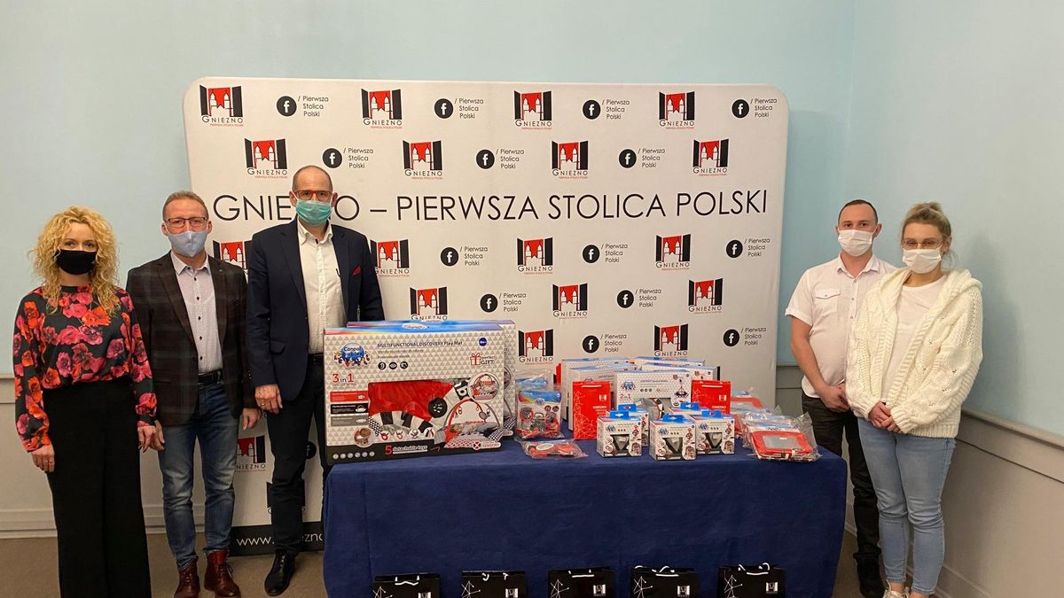 Władze Gniezna wsparły rodziców pięcioraczków