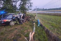 Samochód "wystrzelił" z autostrady. Auto przerwało zabezpieczenia na drodze