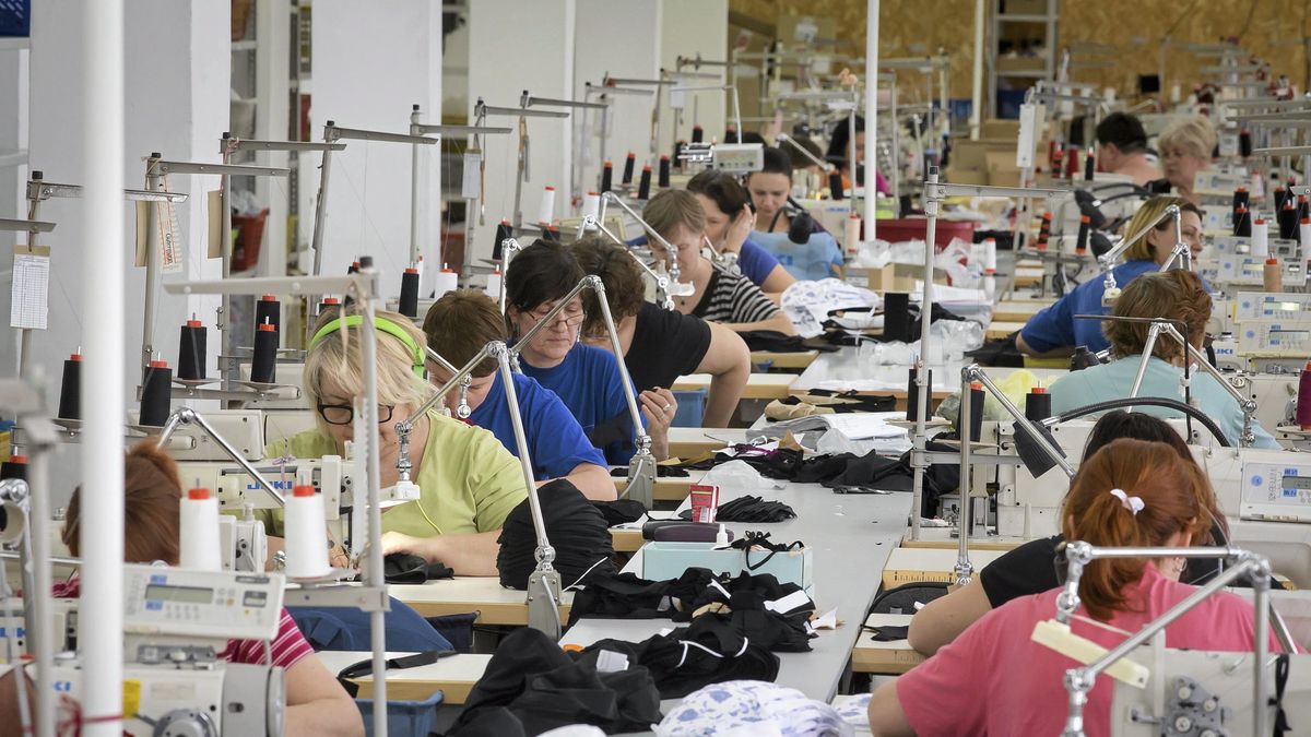 Praca na akord, płaca pod stołem - o takich warunkach w polskich szwalniach mówią pracownice 