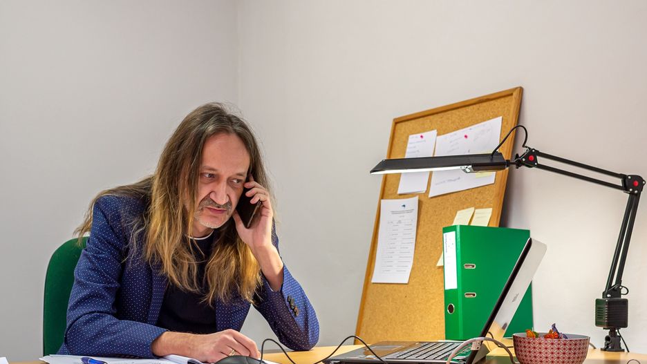 Bytom. Dyżur przy telefonie interwencyjnym pełni Andrzej Falkiewicz, specjalista pracy socjalnej.