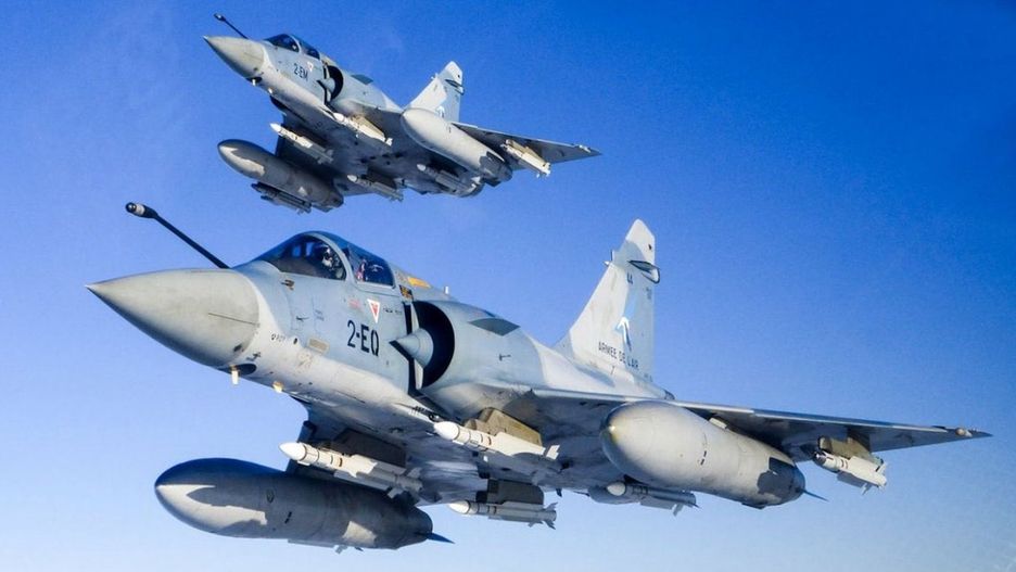 Myśliwce Mirage 2000-5F w locie, zdjęcie ilustracyjne