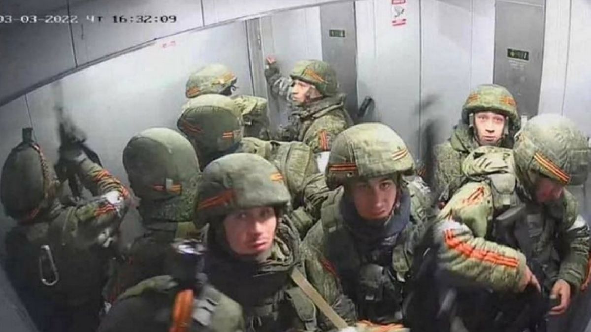 Żołnierze utknęli w windzie.