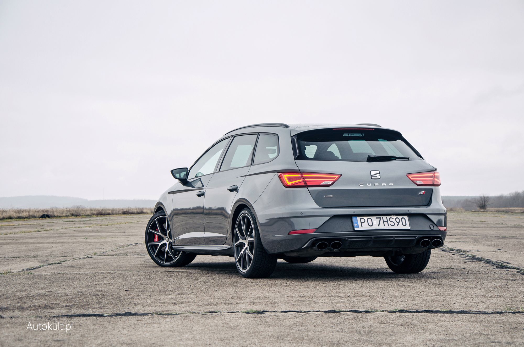 Seat Leon ST Cupra 370 Carbon z tyłu dzięki dodatkom przypomina kombi Audi spod znaku RS