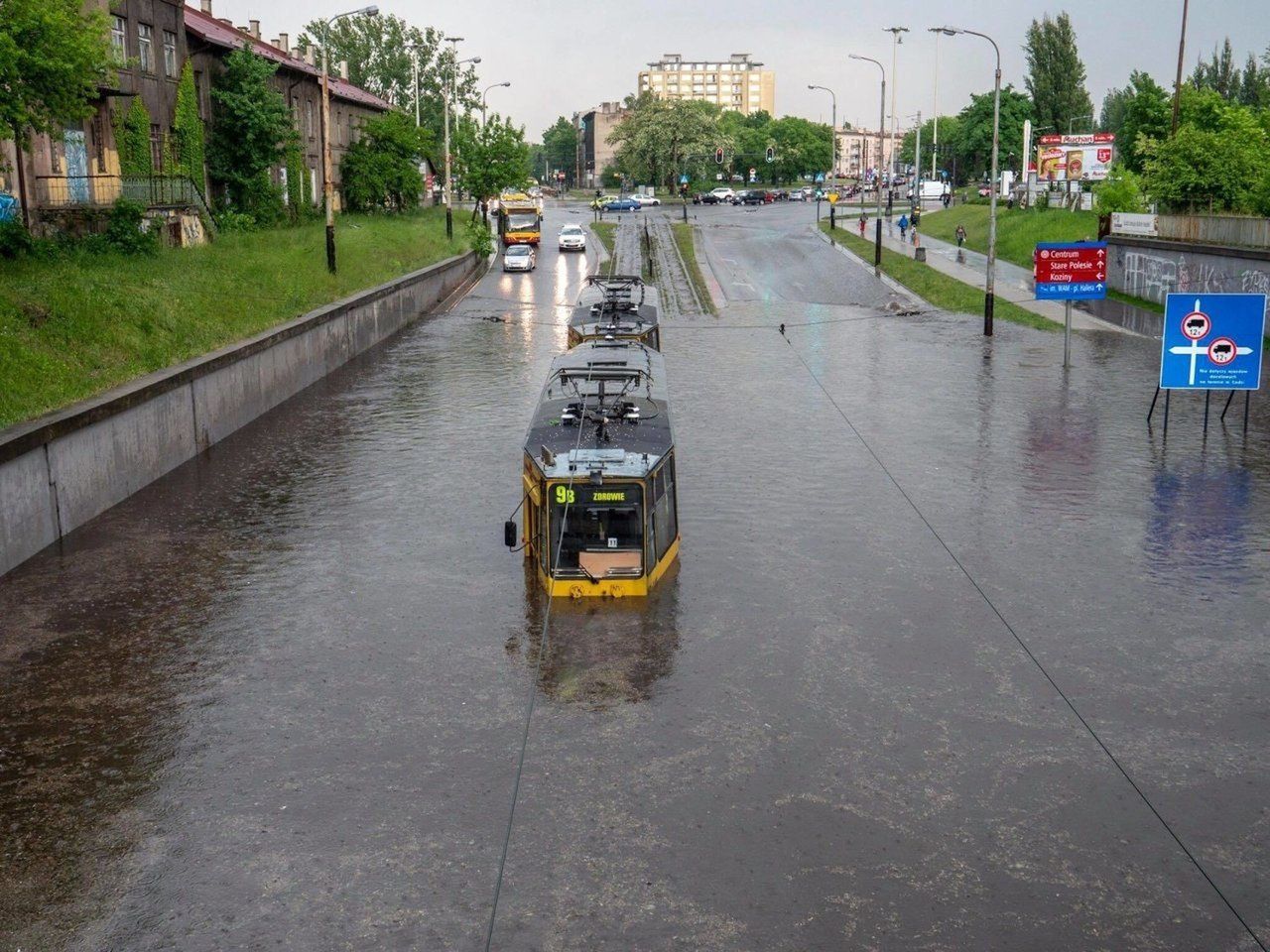Słynne zdjęcie z zatopionym pod wiaduktem łódzkim tramwajem stało się hitem internetu