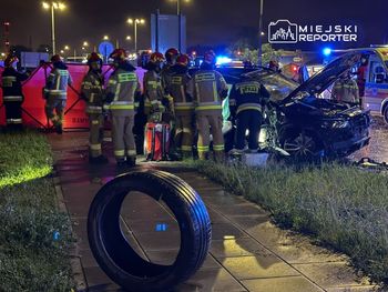 Śmiertelne zderzenie na Białołęce. Dwie osoby nie żyją. Droga zablokowana.