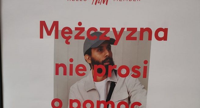H&M po krytyce przeprasza za hasło reklamowe "Mężczyzna nie prosi o pomoc". "Zawiodło i naruszyło obowiązujące standardy"