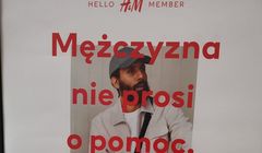 H&M po krytyce przeprasza za hasło reklamowe "Mężczyzna nie prosi o pomoc". "Zawiodło i naruszyło obowiązujące standardy"