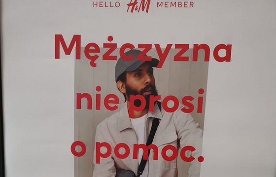 H&M po krytyce przeprasza za hasło reklamowe "Mężczyzna nie prosi o pomoc". "Zawiodło i naruszyło obowiązujące standardy"