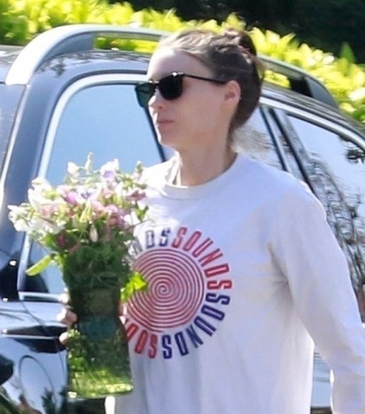 Rooney Mara odwiedza z kwiatami swoją siostrę