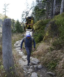 60 kg na plecy i marsz w góry. Tragarze znów stoczyli morderczy bój