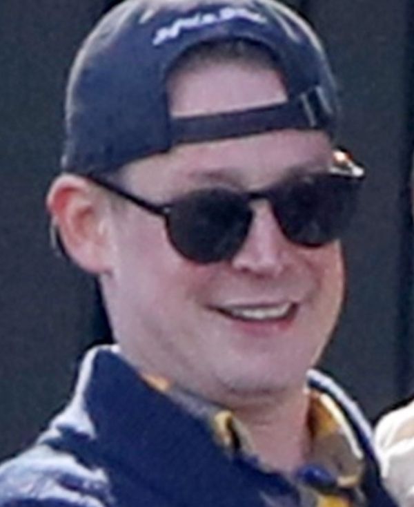 42-letni Macaulay Culkin z narzeczoną i synkiem wracają od fryzjera