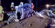 Auto roztrzaskało się na drzewie. Kierowcy nie udało się uratować