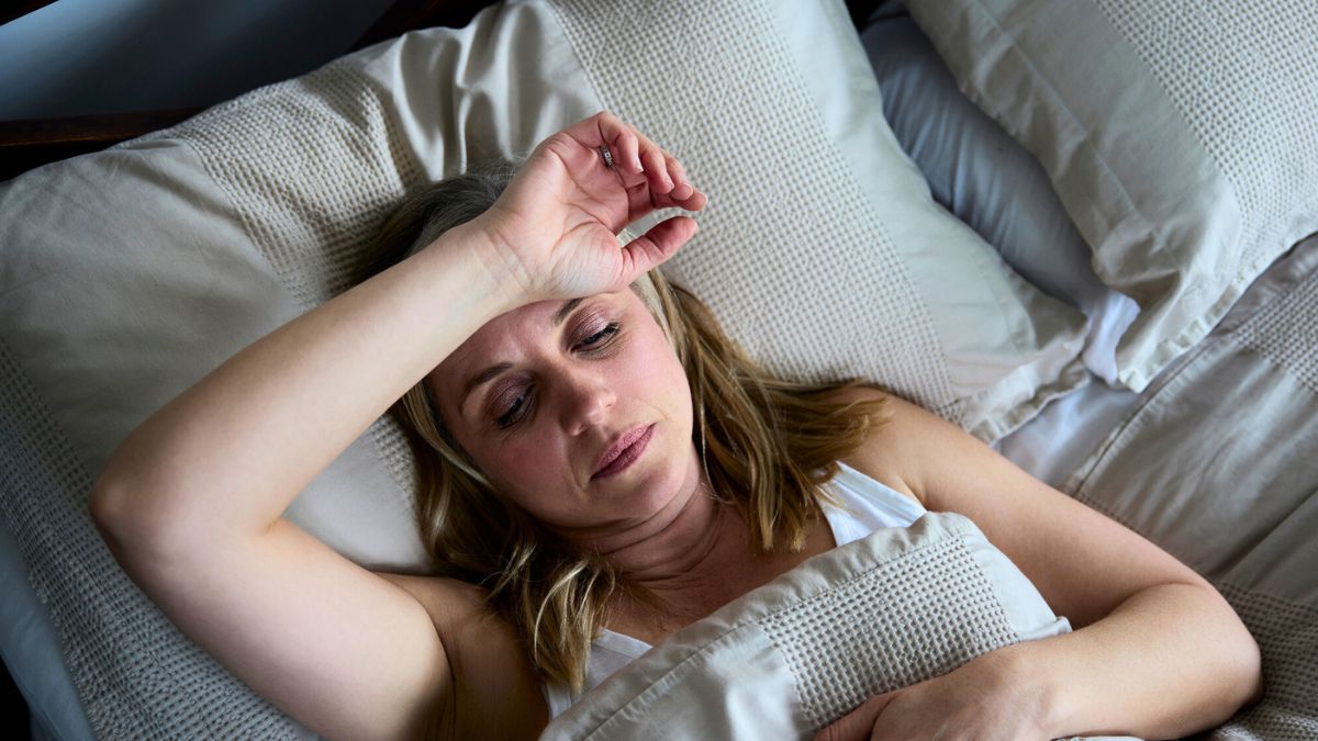 Kobieta leży w łóżku