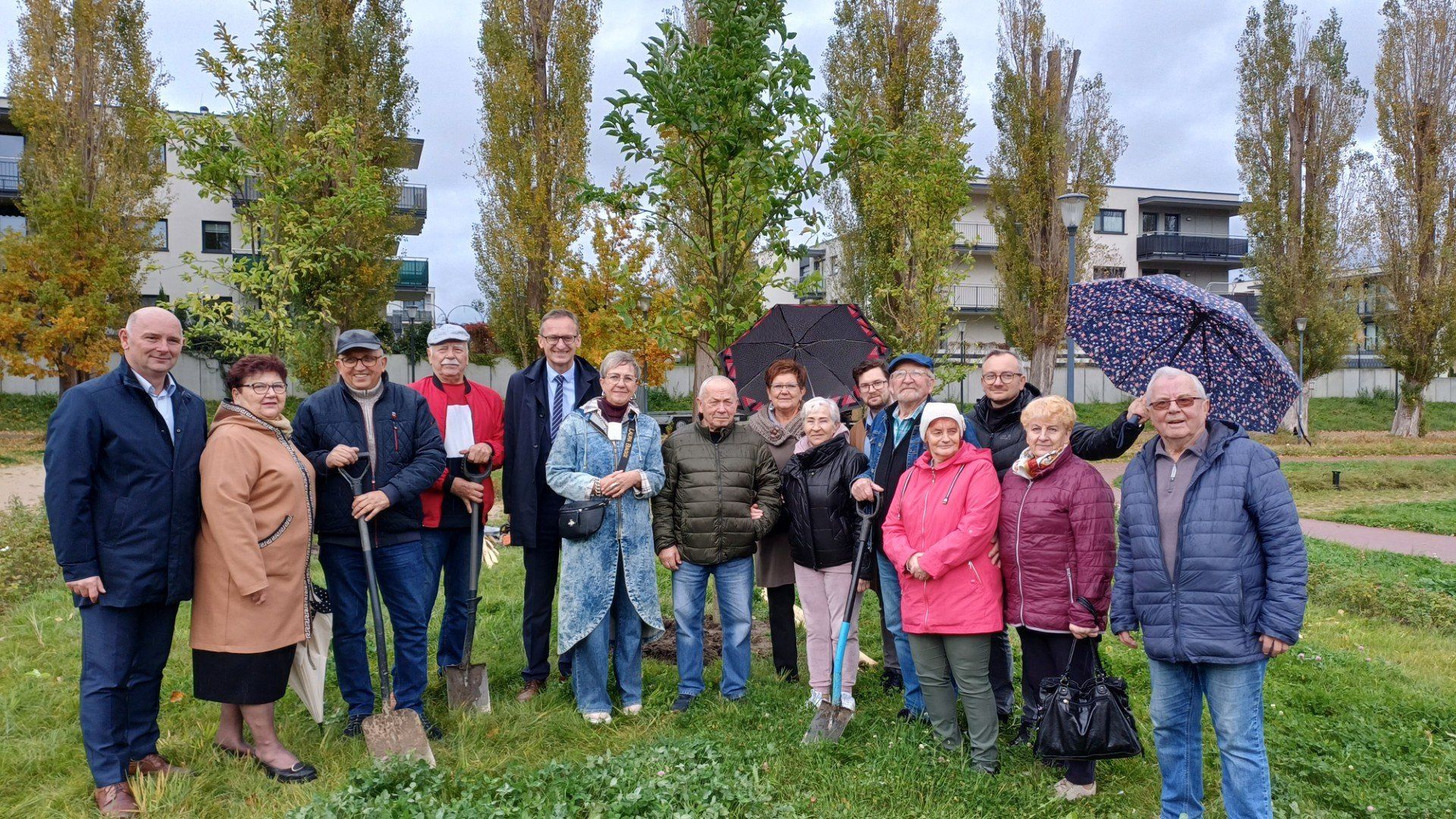 Pamiątkowe zdjęcie jubilatów z burmistrzem i jego zastępcą