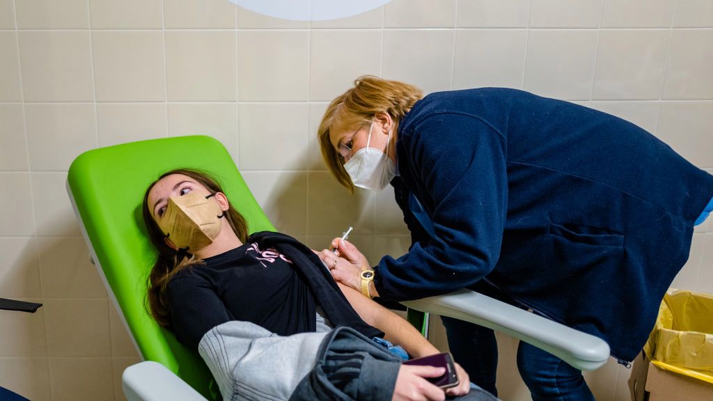 Omikron. Ile trwa infekcja u zaszczepionych i niezaszczepionych? Kiedy zarażamy?