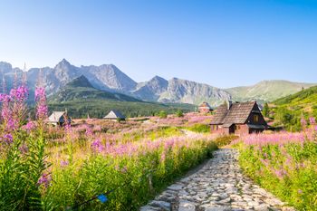 Tatry: Słoneczny poranek. Turyści zadowoleni z wczesnego startu