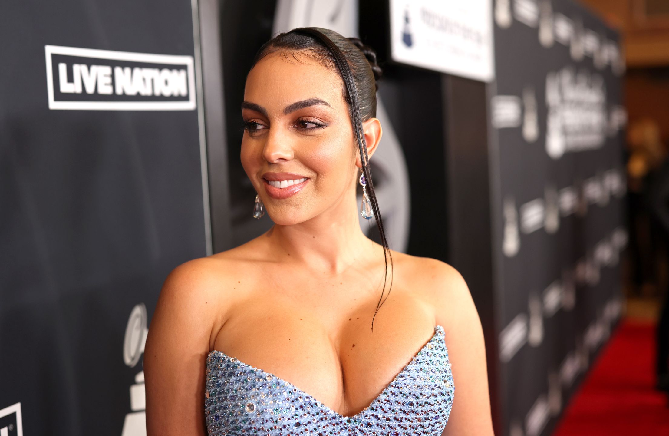 Obwieszona diamentami Georgina Rodriguez pręży się na gali w mocno wydekoltowanej sukience