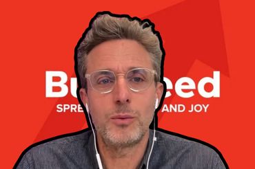 Jonah Peretti na tle logo BuzzFeedu