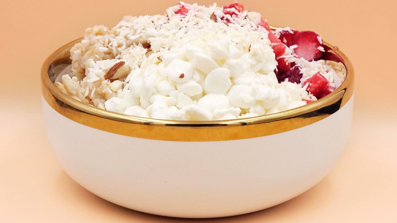 Bowl w najlepszym stylu, który łączy serek wiejski, owsiankę i truskawki