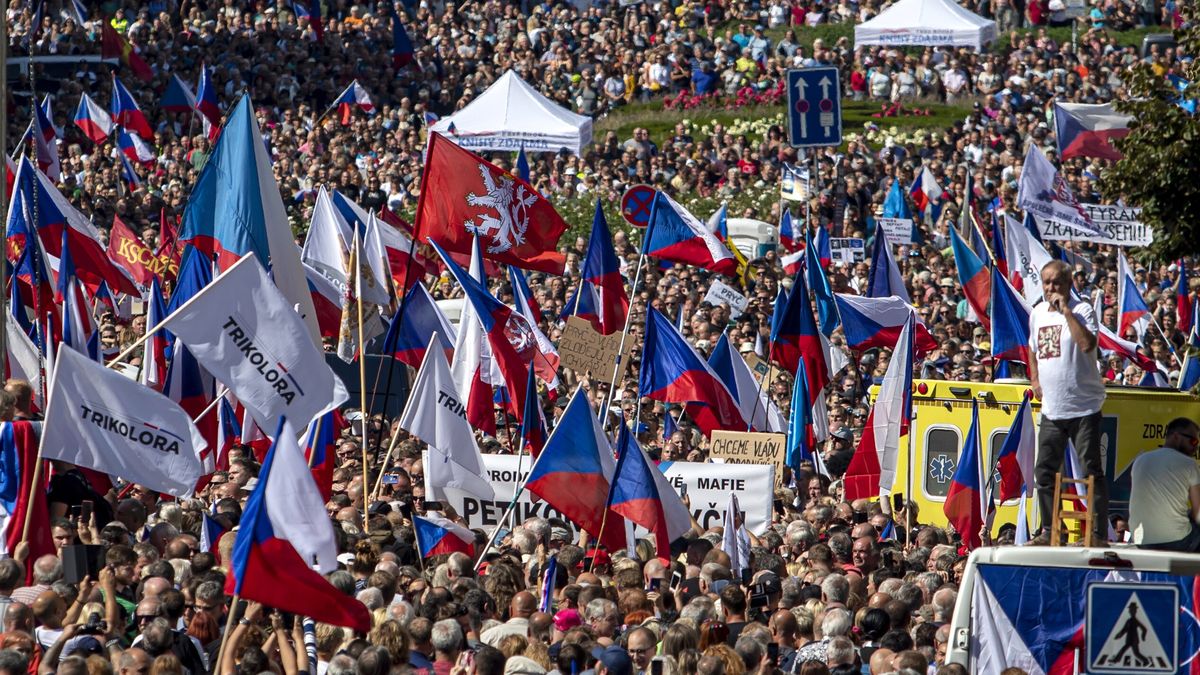 People wave national flags as they protest against Czech government at Wenceslas Square in Prague, Czech Republic, 03 September 2022. According to Czech police, 70.000 people attended a protest calling for the government to resign, while demanding mitigation of the energy crisis and repair of the damage. EPA/MARTIN DIVISEK Dostawca: PAP/EPA.