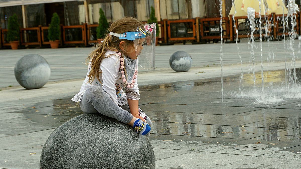 Wirusolog nie ma wątpliwości. Przyłbice powinny być obowiązkowe w szkołach