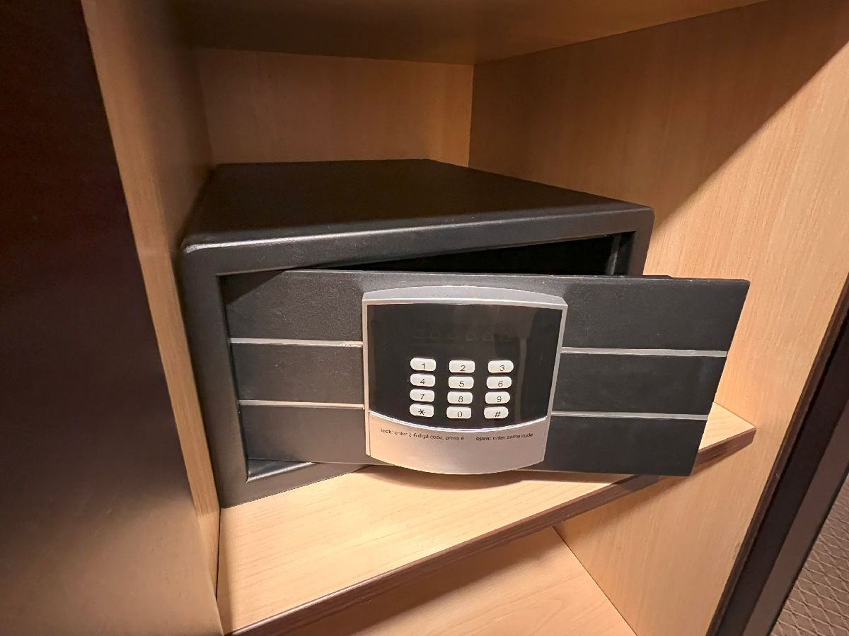 Zostaw w sejfie. Nie zapomnisz zabrać wartościowych rzeczy z hotelu