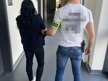 Łódź: 29-latka ukradła pieniądze i szarpała się z ekspedientką. Udało jej się uciec przez zaplecze sklepu
