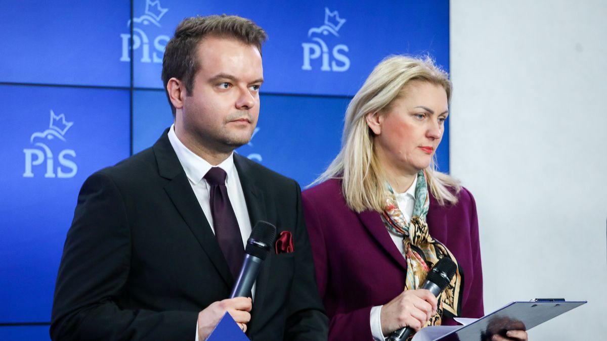 Warszawa, 09.12.2022. Rzecznik prasowy PiS Rafał Bochenek (L) i posłanka PiS Agnieszka Górska (P) podczas konferencji prasowej w siedzibie ugrupowania przy ulicy Nowogrodzkiej w Warszawie, 9 bm. (sko) PAP/Tomasz Gzell