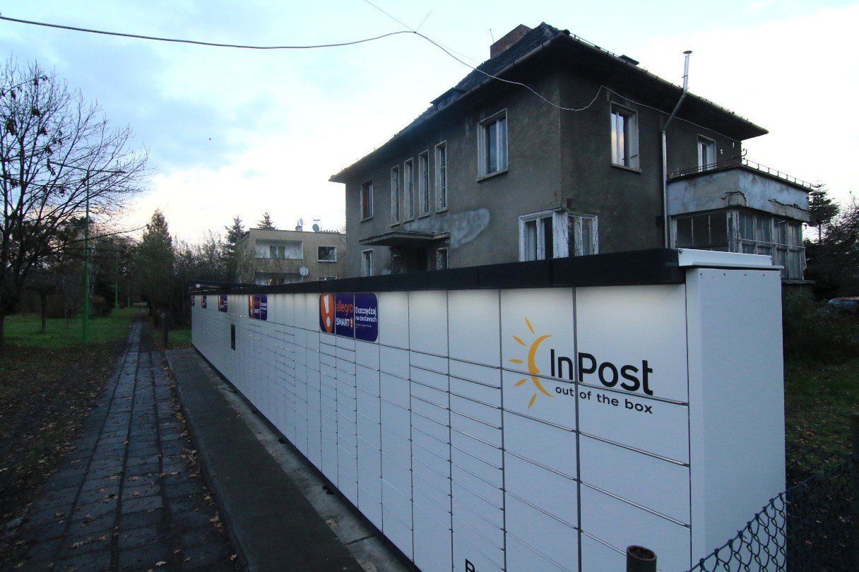 Willę przy ul. Olszewskiego, m.in. z narożnym oknem, zasłonił kilka lat temu ogromny, 12-metrowy paczkomat Inpostu.