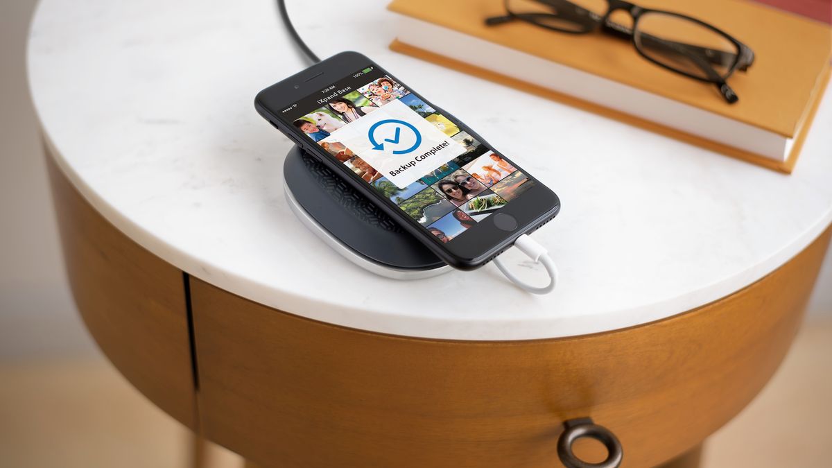 SanDisk iXpand Base - przenośny backup i ładowarka dla iPhone'a 1