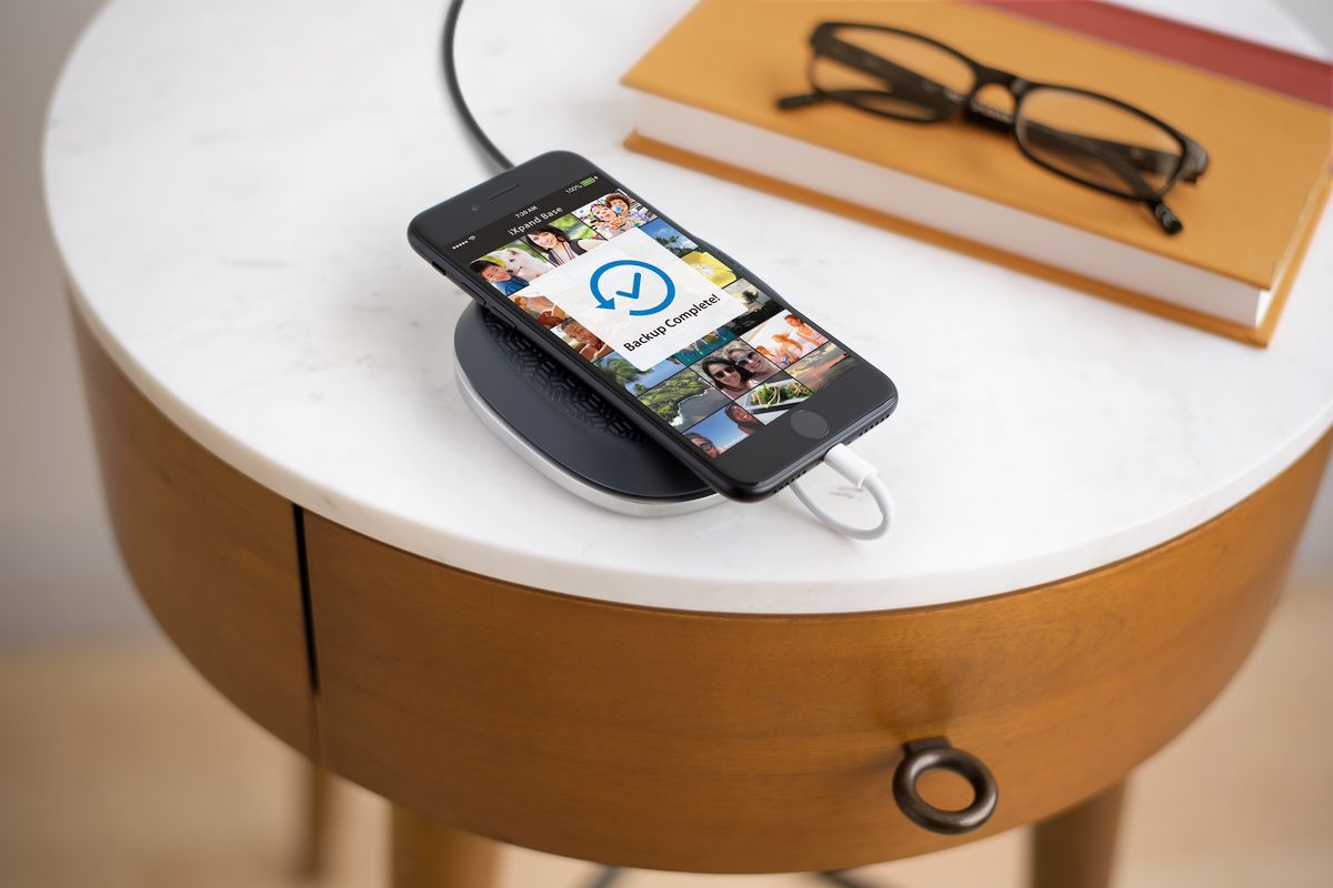 SanDisk iXpand Base - przenośny backup i ładowarka dla iPhone'a
