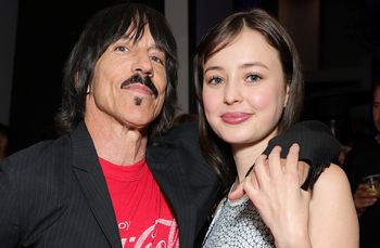 "Czy to twój tata?". Broni związku z 63-letnim gwiazdorem