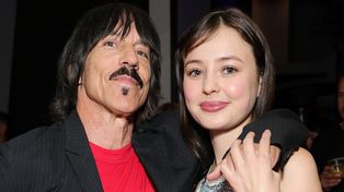 "Czy to twój tata?". Broni związku z 63-letnim gwiazdorem