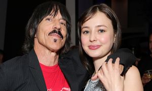 "Czy to twój tata?". Broni związku z 63-letnim gwiazdorem