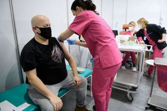 Ruszyły szczepienia przeciwko koronawirusowi. "Przy takim chaosie zaszczepimy Polaków za 4 lata"