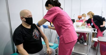 Ruszyły szczepienia przeciwko koronawirusowi. "Przy takim chaosie zaszczepimy Polaków za 4 lata"