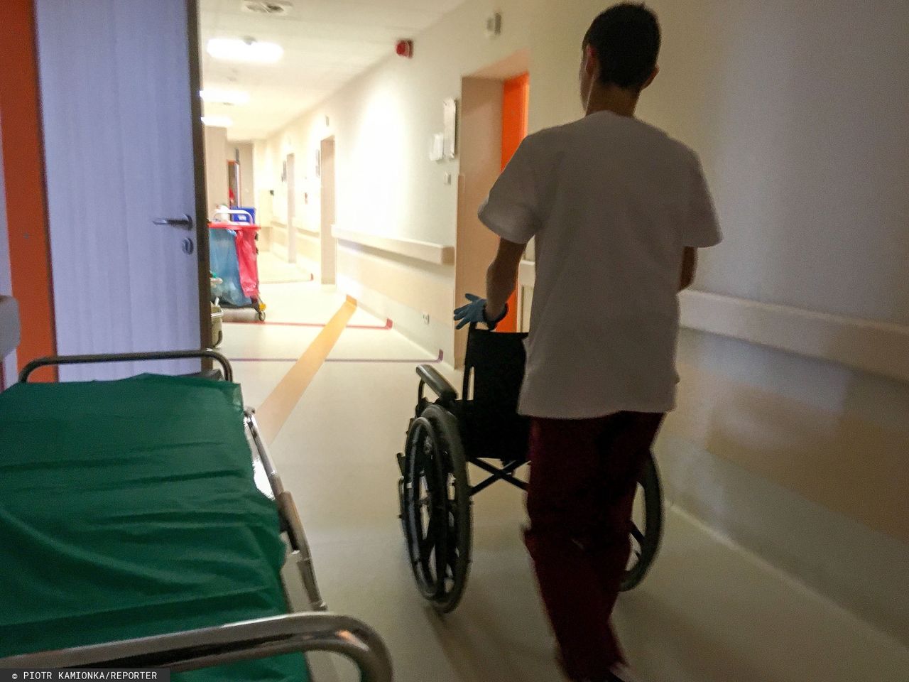Wszystko trafia do czerwonego worka. Sanitariusz o rzeczach osobistych zmarłych, którzy byli zakażeni