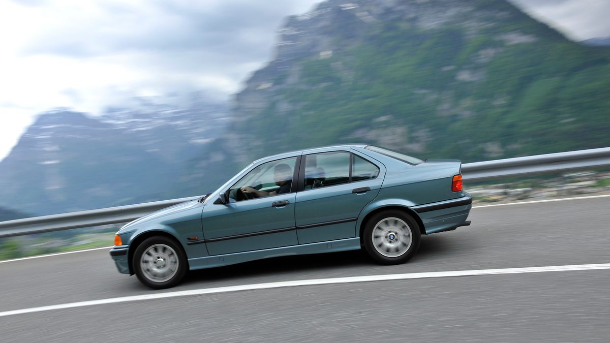 BMW E36 to niezwykle wszechstronne auto, którym można trenować, ścigać się i driftować. Wystarczy mocniejszy wariant z 6-cylindrowym silnikiem.