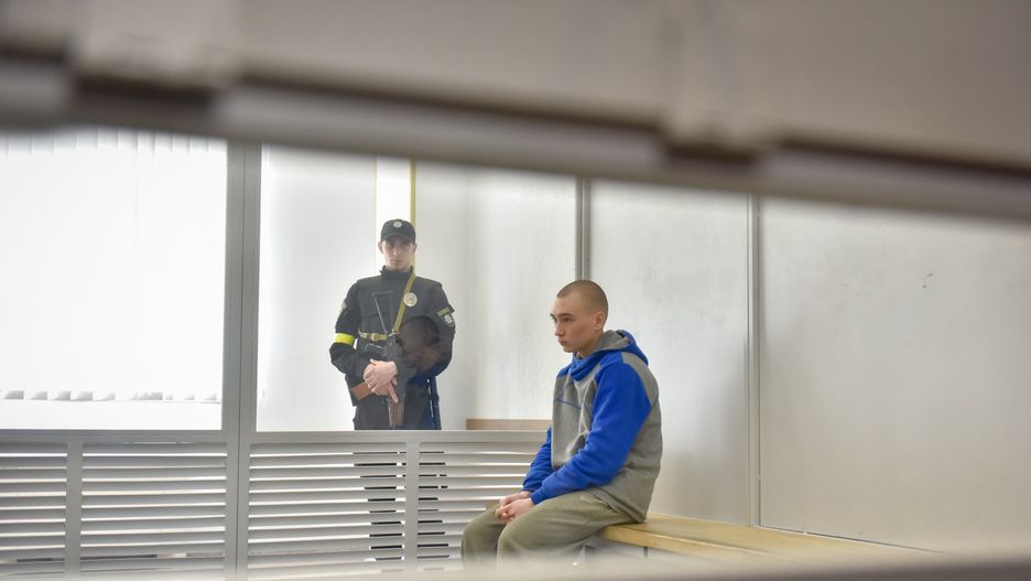 Russian serviceman Vadim Shishimarin sits in the dock on the second day of his war crimes trial in the Solomyansky district court in Kyiv, Ukraine, 19 May 2022. Shishimarin on the first day pleaded guilty to charges of killing an unarmed 62-year-old civilian man as Shishimarin fled with four other soldiers near Chupakha village in the Sumy area. Ukraine is holding the first war crimes trial amid the Russian invasion. Shishimarin faces possible life imprisonment if found guilty as the prosecutor's general office said. EPA/OLEG PETRASYUK Dostawca: PAP/EPA.