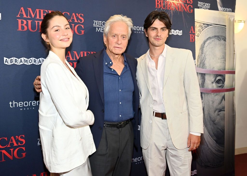 Michael Douglas na premierze filmu "America's Burning"