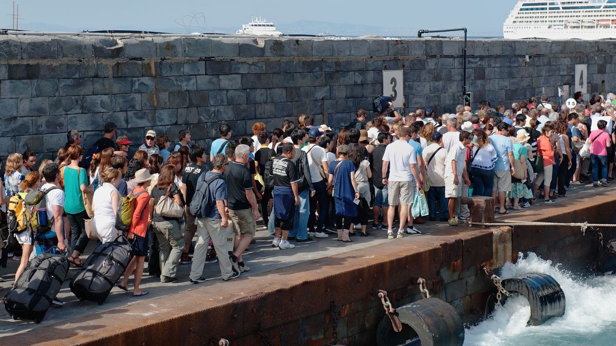 Capri odwiedzają tłumy turystów 