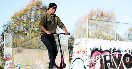 Wyczynowa jazda na hulajnodze. Nowy sport podbija skateparki