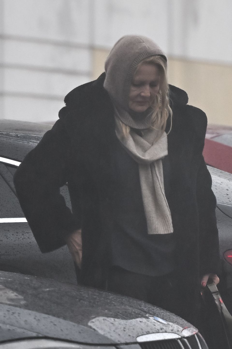 Grażyna Szapołowska mknie w strugach deszczu na trening do "TzG"