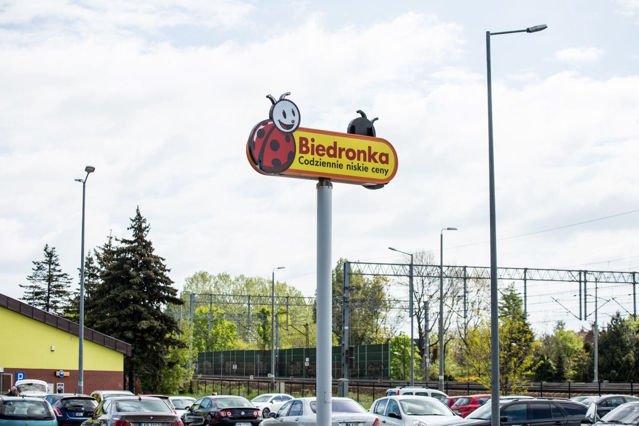 Tego w Biedronce jeszcze nie było. Sieć wchodzi w opiekę medyczną. Sposób na zakaz handlu?