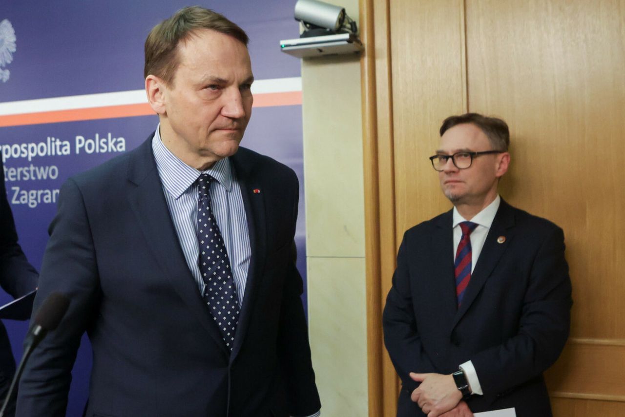 Minister spraw zagranicznych Radosław Sikorski oraz rzecznik MSZ Paweł Wroński