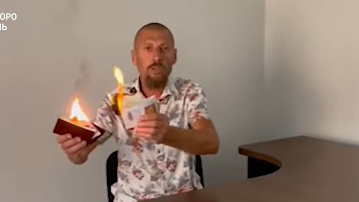 Rosjanie palą swoje paszporty 