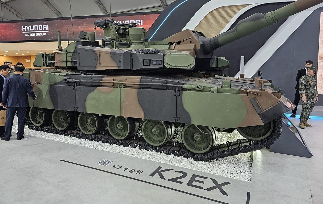 Czołg K2EX - na wieży widoczne elementy systemu KAPS 2 i zdalnie sterowany moduł uzbrojenia