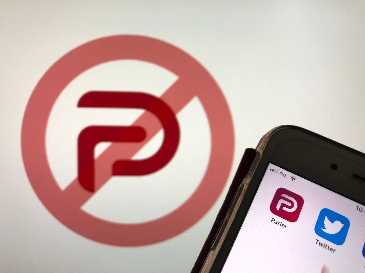 Przekreślone logo Parlera. Zdjęcie ilustracyjne (Getty Images)